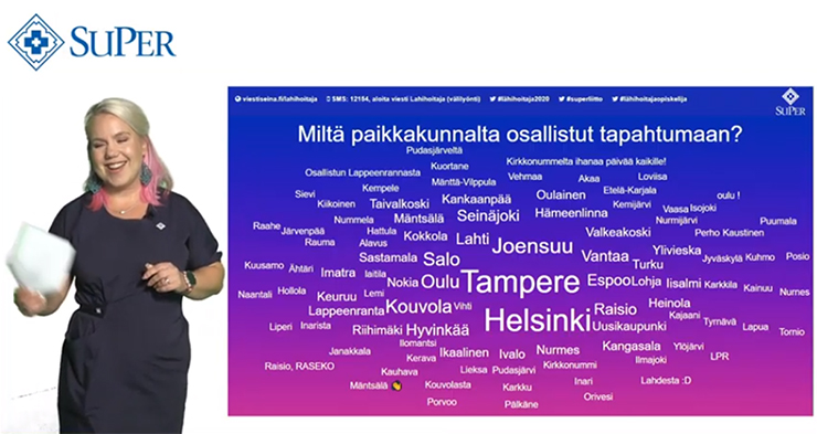 Juontaja Tanja Oksanen ja sanapilvi.