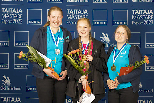 Lähihoitaja-lajin voittajat: Eveliina Karhu, Emma Haglund ja Jennica Gäddnäs