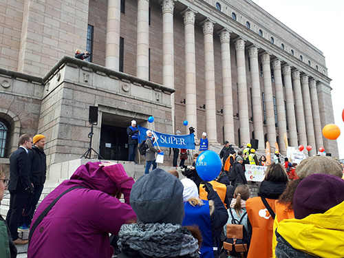 Varhaiskasvatuksen mielenilmaus eduskuntatalon portailla, yleisöä, SuPerin banderolli